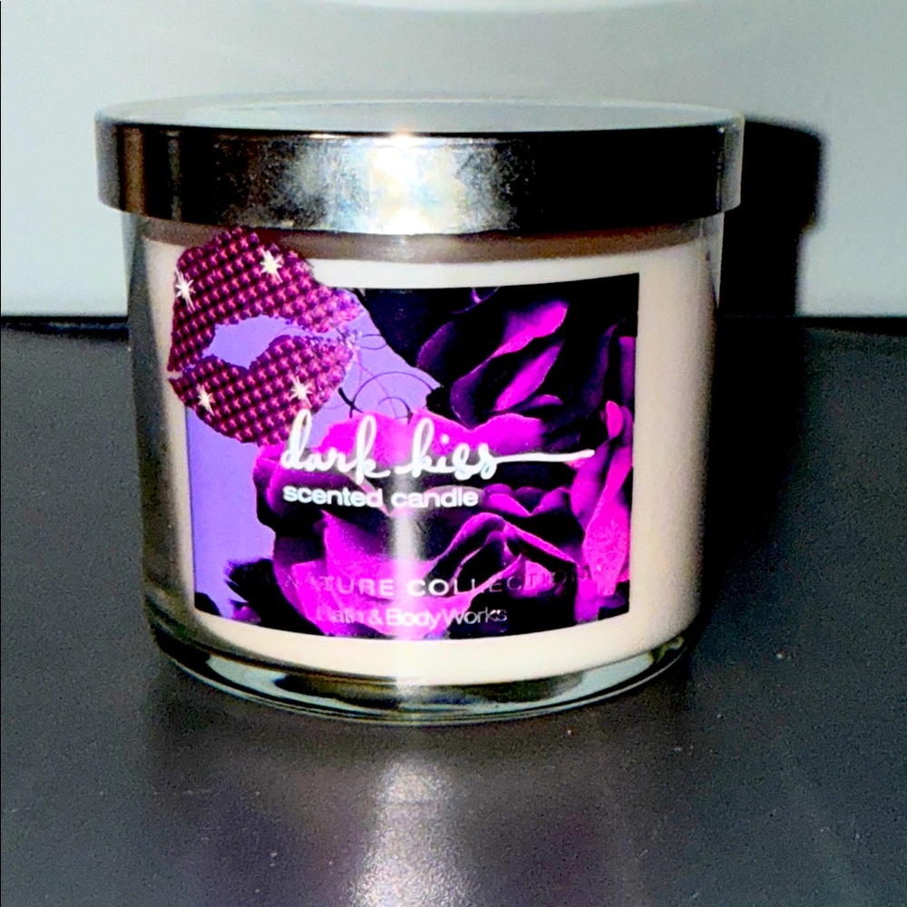 Bath & Body Works Dark Kiss Candle 
💜VERY RARE & HTF💜